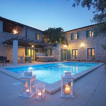 Lucia Villa