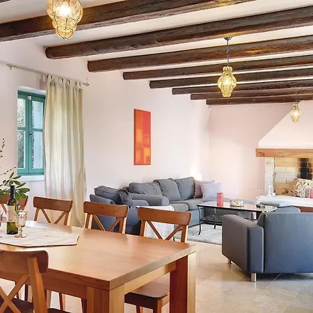 Lucia Villa