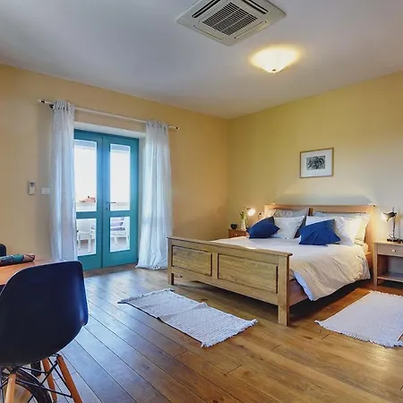 Lucia Villa *