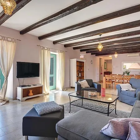 Lucia Villa