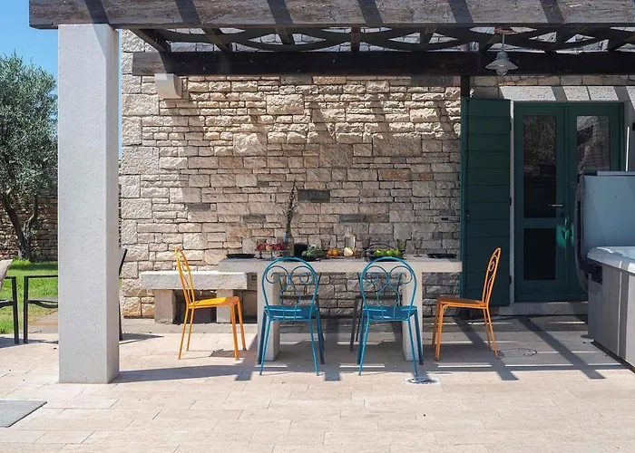 Lucia 빌라 보드냔